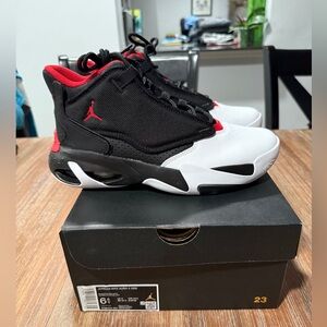 [DQ8404-061] AIR JORDAN MAX AURA 4 'BLACK WHITE GYM RED (GS)' Size 6.5Y